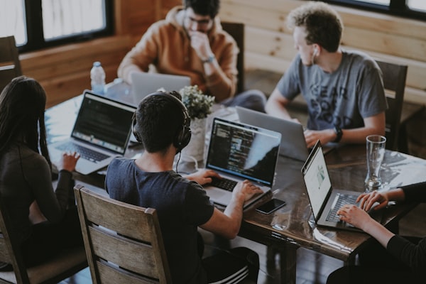 Das Team arbeitet gemeinsam an einer globalen Vision